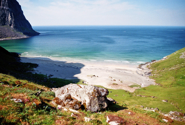 Kvalvika auf Moskenesøya / Lofoten / Norwegen (© Karl Brodowsky 2014 https://commons.wikimedia.org/wiki/File:Kvalvika-Lofoten-2014.jpg)